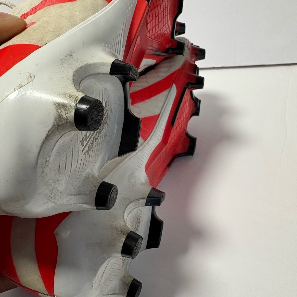 Nike Cream and Black Athletic Cleats - Picture 5 of 7